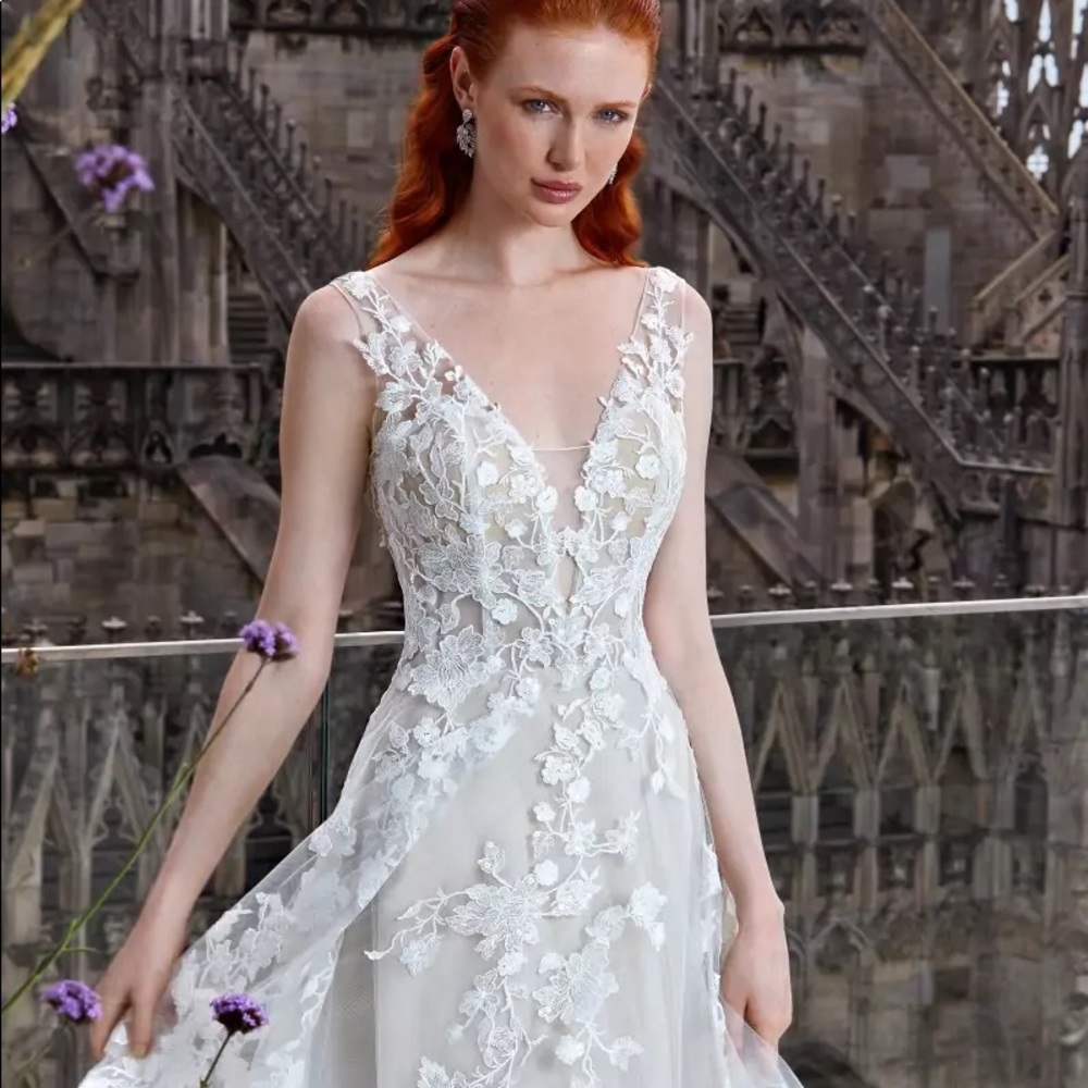 Wedding dress new never worn. Size M-L. Brand: Demetrios collection Cosmobella.